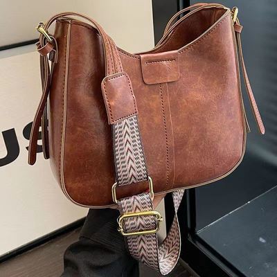 New Women's Bag Trendy Fashion Crossbody Bags Retro Wide-Strap Shoulder Bucket Bags in Style Wholesale Customizable LOGO